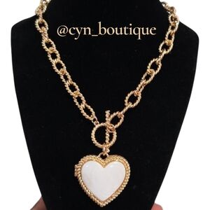 💕🔹️True To Form 🔹️Gold Tone genuine Shell Locket  Heart Pendant 18"  Necklace